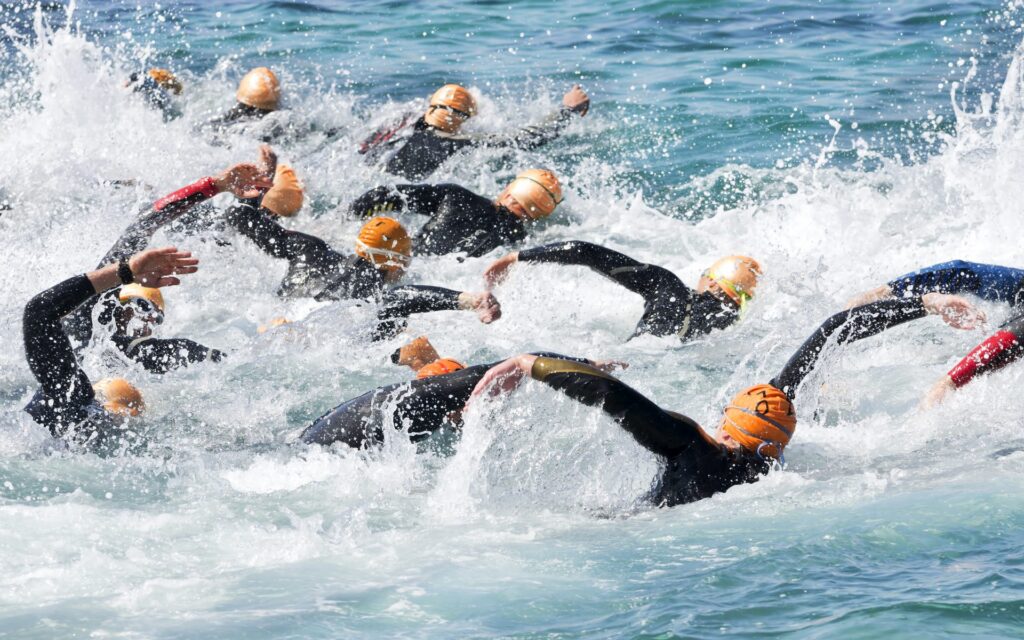 Triathlon gồm những gì? Bao gồm bơi lội, xe đạp và chạy bộ.